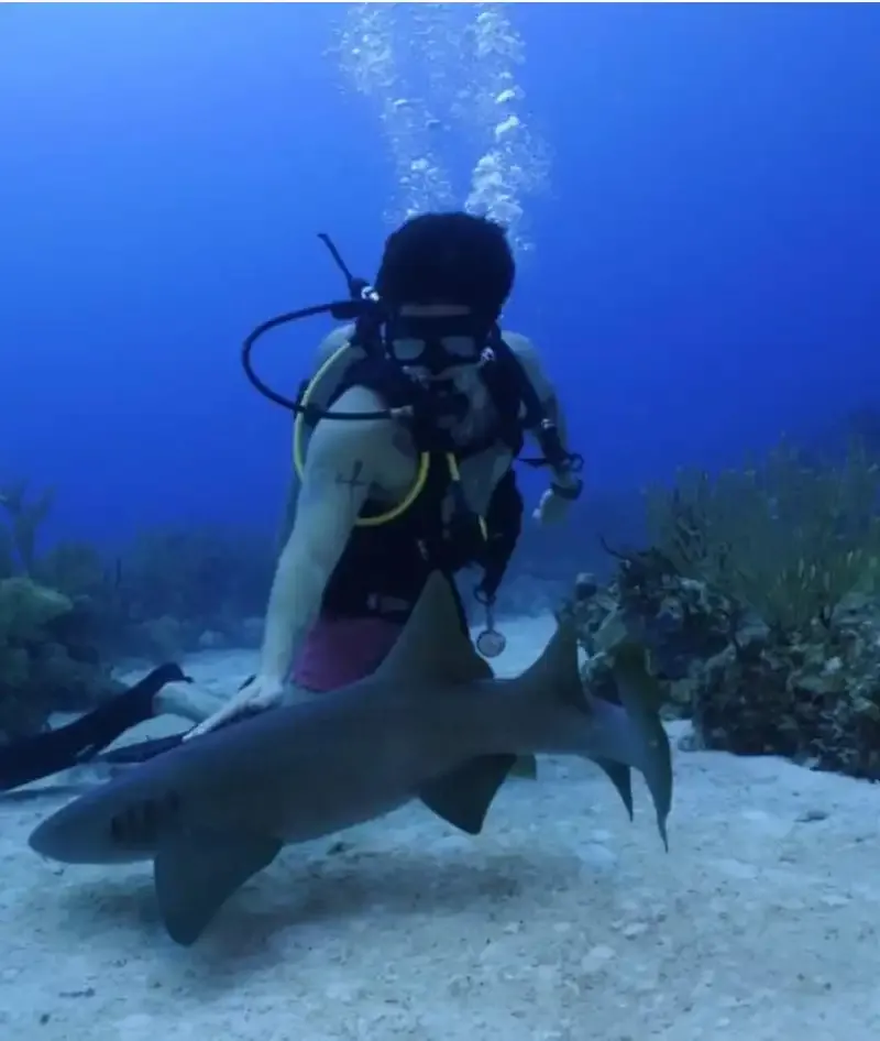 Salvador Pineda buceando en el Caribe Mexicano