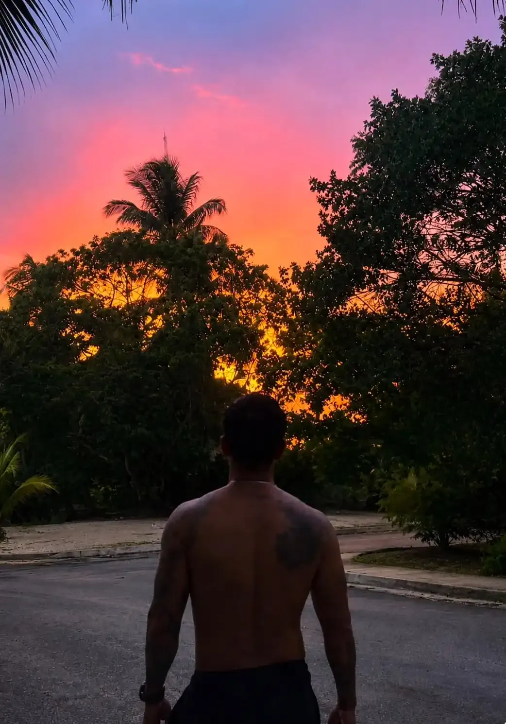 Salvador Pineda en un cenote de la Riviera Maya